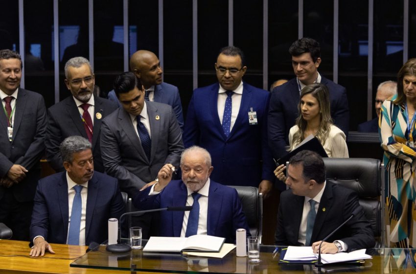  Lula firmó 52 decretos en el primer día de su nuevo mandato como presidente de Brasil