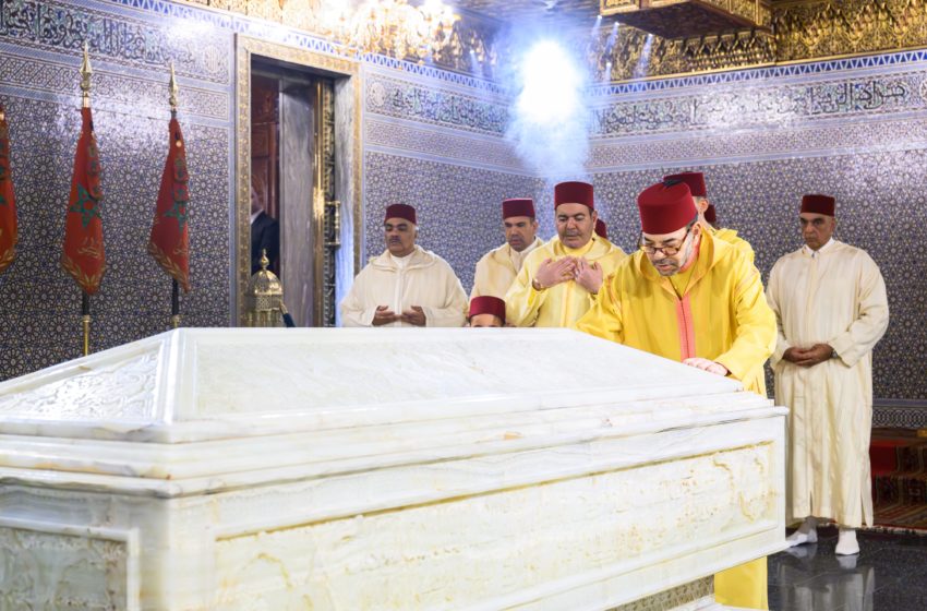  SM el Rey, Amir Al Muminin, se recoge ante la tumba del Difunto SM el Rey Mohammed V