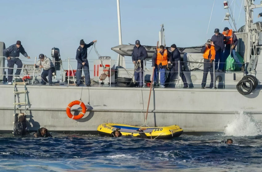  Tan-Tan: Un guardacostas de la Marina Real rescata a 38 candidatos a la migración irregular