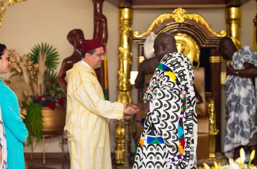  Bourita representa a Su Majestad el Rey Mohammed VI en el 25º aniversario de la entronización del Rey del Reino Ashanti