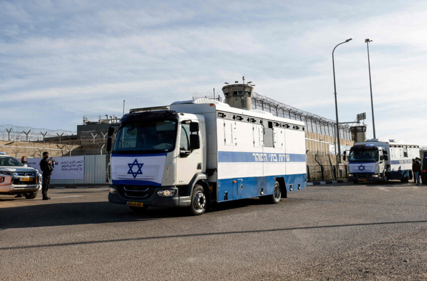  Liberación de Rehenes: Autobuses Trasladan a Prisioneros Palestinos en un Histórico Acuerdo